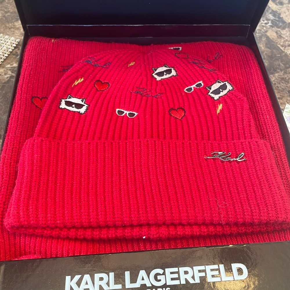 Karl Lagerfeld hat set